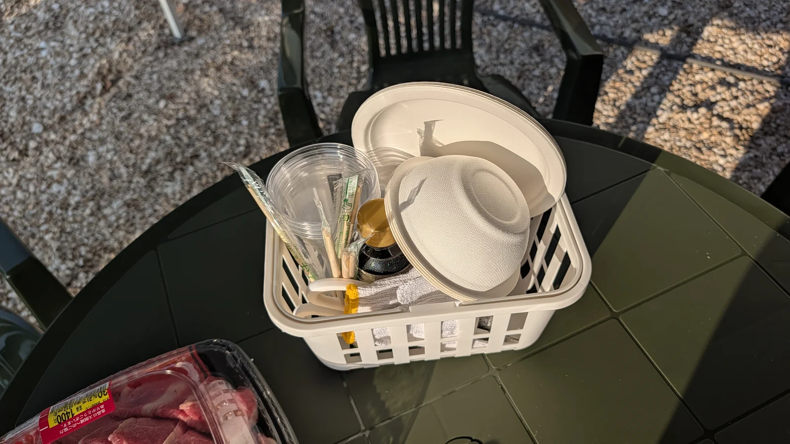 テーブル席と食器セット